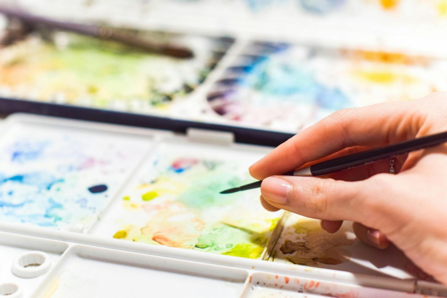 Démonstration de technique d'aquarelle avec différents effets de transparence