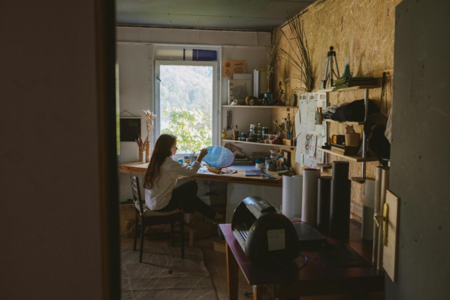 Atelier d'aquarelle montrant la progression technique d'un étudiant